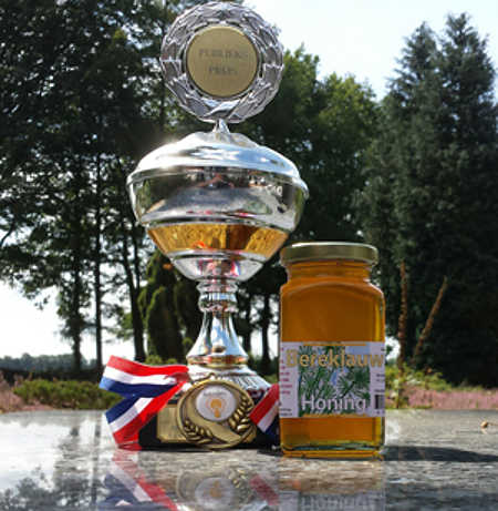 De beker voor de Lekkerste Honing met de pot Bereklauwhoning van de BijZaak uit Yde van immker Klaas Sluiman De beker voor de Lekkerste Honing met de pot Bereklauwhoning van de BijZaak uit Yde van immker Klaas Sluiman